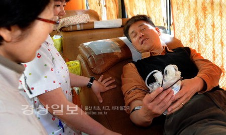 [보도자료][햇살]시각장애인 김진호씨의 생애 첫 헌혈1