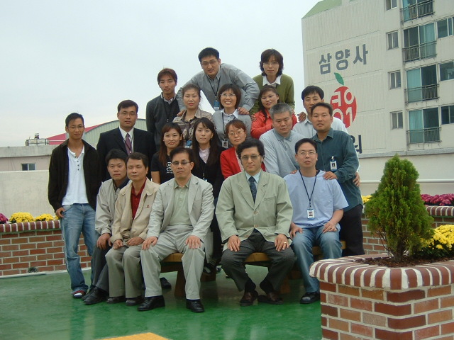 04년 9월 옥상정원 직원단체사진.1