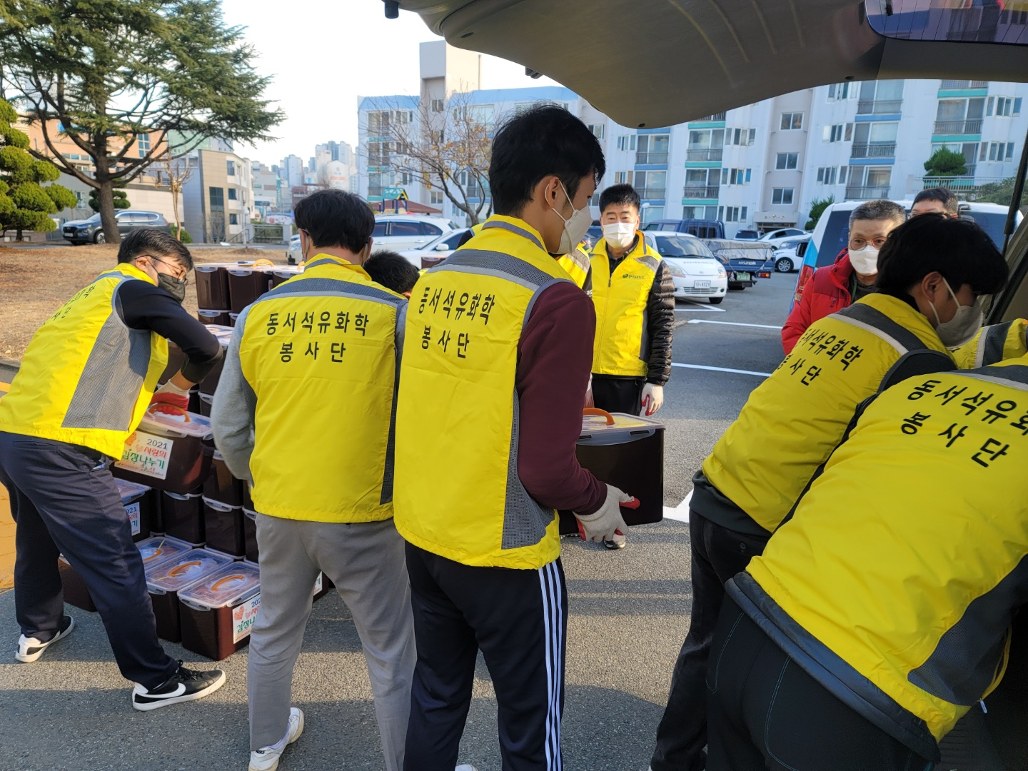 김치 운반 모습(동서석유자원봉사 활동)