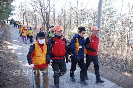 SK 개미사랑봉사팀 ‘사랑의 눈으로 함께하는 등산길’ 봉사활동 펼쳐1