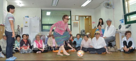 '슛골인 축구왕 게임'을 하고 계신 어르신 사진