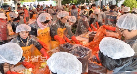 동서석유, 6년째 사랑의 김장나누기 행사 사진